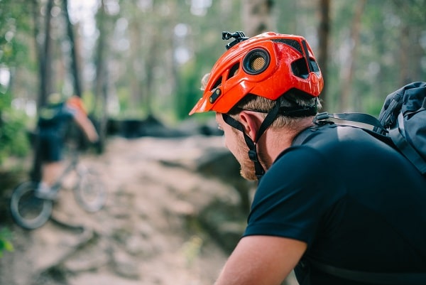 Zorgvuldig lezen chirurg Oriënteren Die 7 besten Enduro Mountainbike Helme im Test und Vergleich